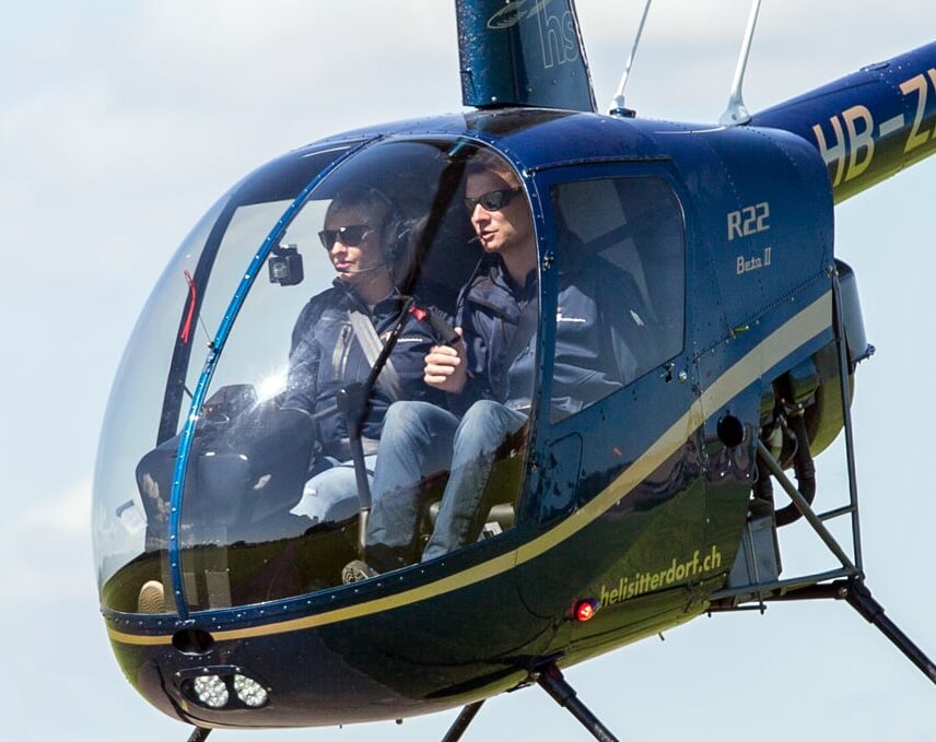 Zwei Personen im Helikopter